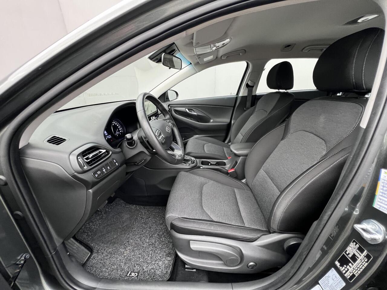 Hyundai I 30 Wagon 1.0 T-GDi MHEV Comfort Smart Automaat / Goed onderhouden / Navigatie / Stuur- en stoelverwarming / Camera / Climate Control / apple Carplay Android / 17" LM wielen met All Season banden /
