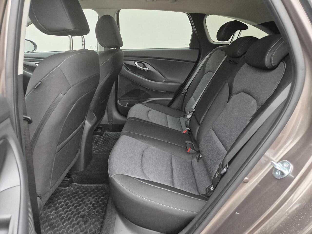 Hyundai I 30 Wagon 1.0 T-GDi MHEV Comfort Smart Handgeschakeld / Fabrieksgarantie tot 01-2029 / Dealer onderhouden / Stuur en Stoel verwarming / Achteruitrijcamera / Cruise control / Apple Carplay Android Auto / Climate control /