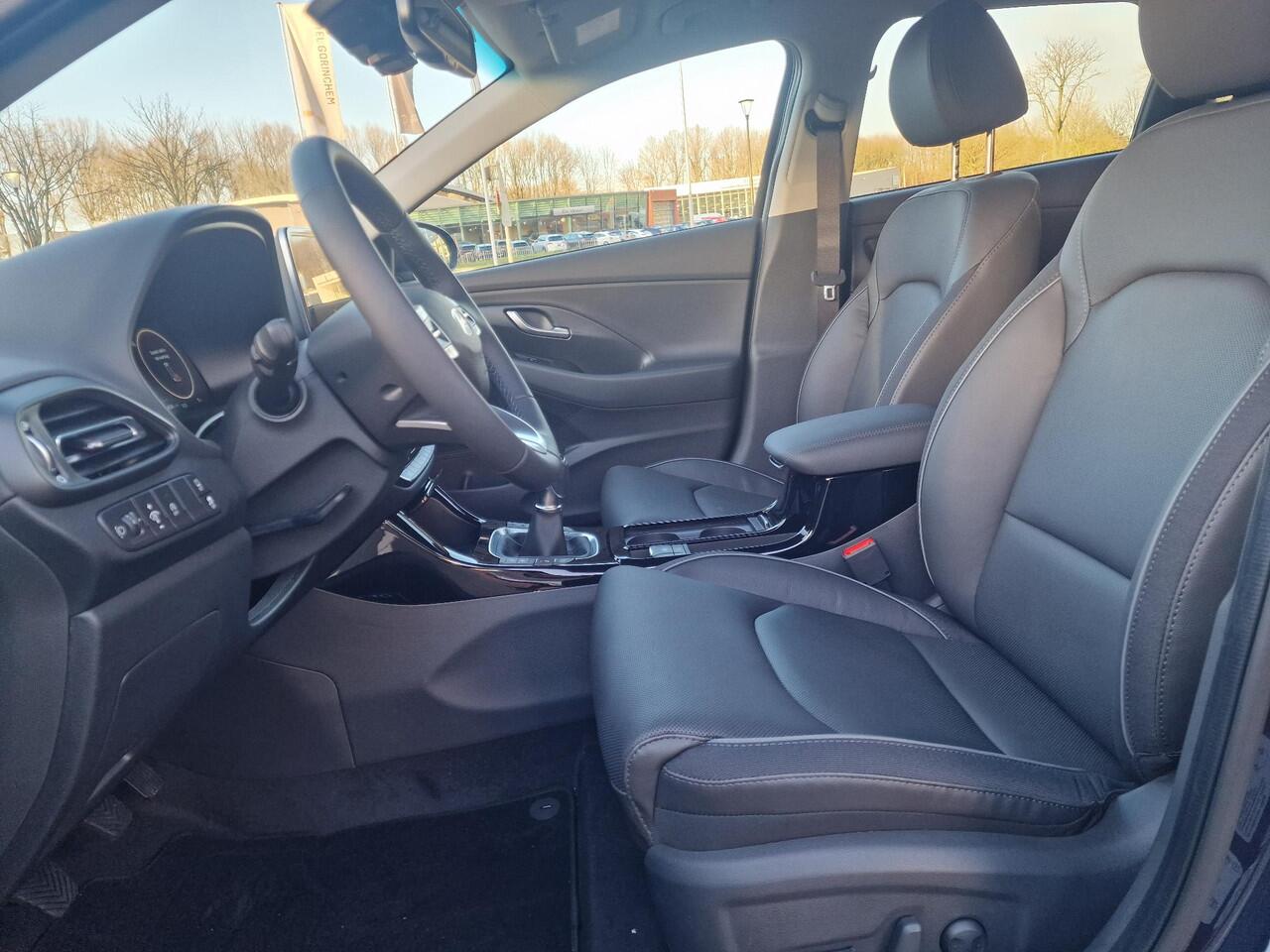 Hyundai I 30 1.5 T-GDi MHEV Premium | ¤3000 KORTING | AFNEEMBARE TREKHAAK | ALL SEASON BANDEN | STOEL/-STUUR VERWARMING |