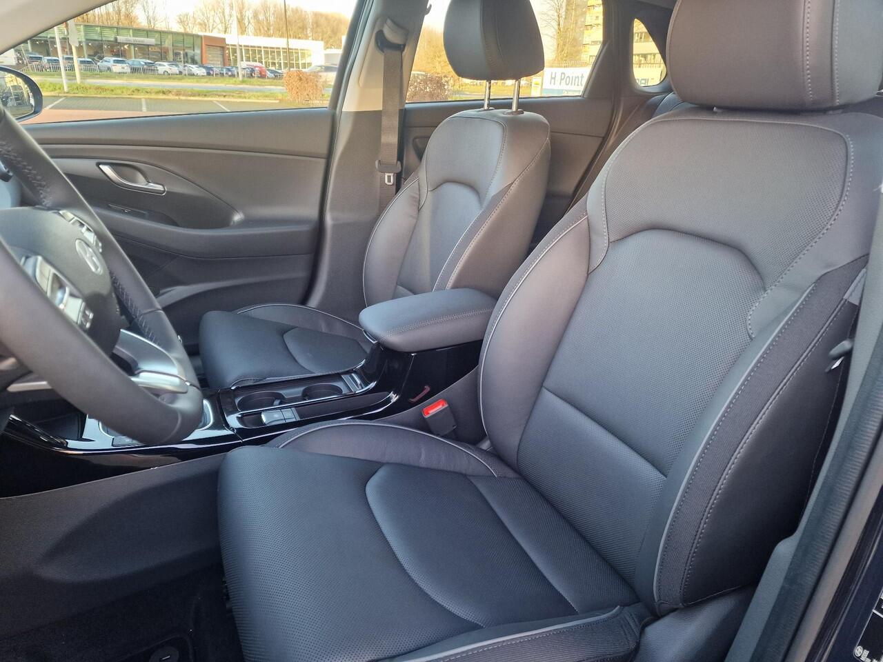 Hyundai I 30 1.5 T-GDi MHEV Premium | ¤3000 KORTING | AFNEEMBARE TREKHAAK | ALL SEASON BANDEN | STOEL/-STUUR VERWARMING |