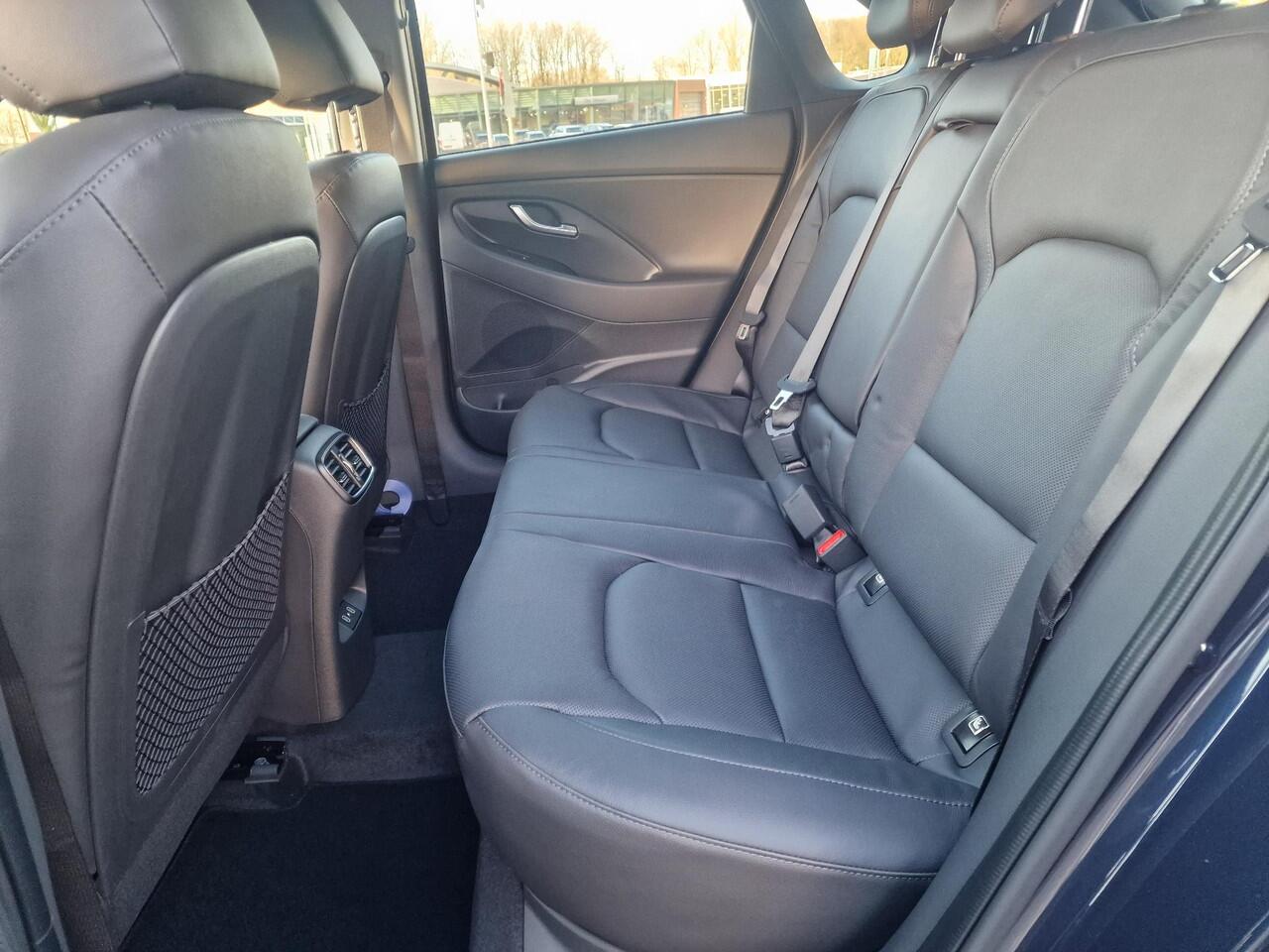 Hyundai I 30 1.5 T-GDi MHEV Premium | ¤3000 KORTING | AFNEEMBARE TREKHAAK | ALL SEASON BANDEN | STOEL/-STUUR VERWARMING |