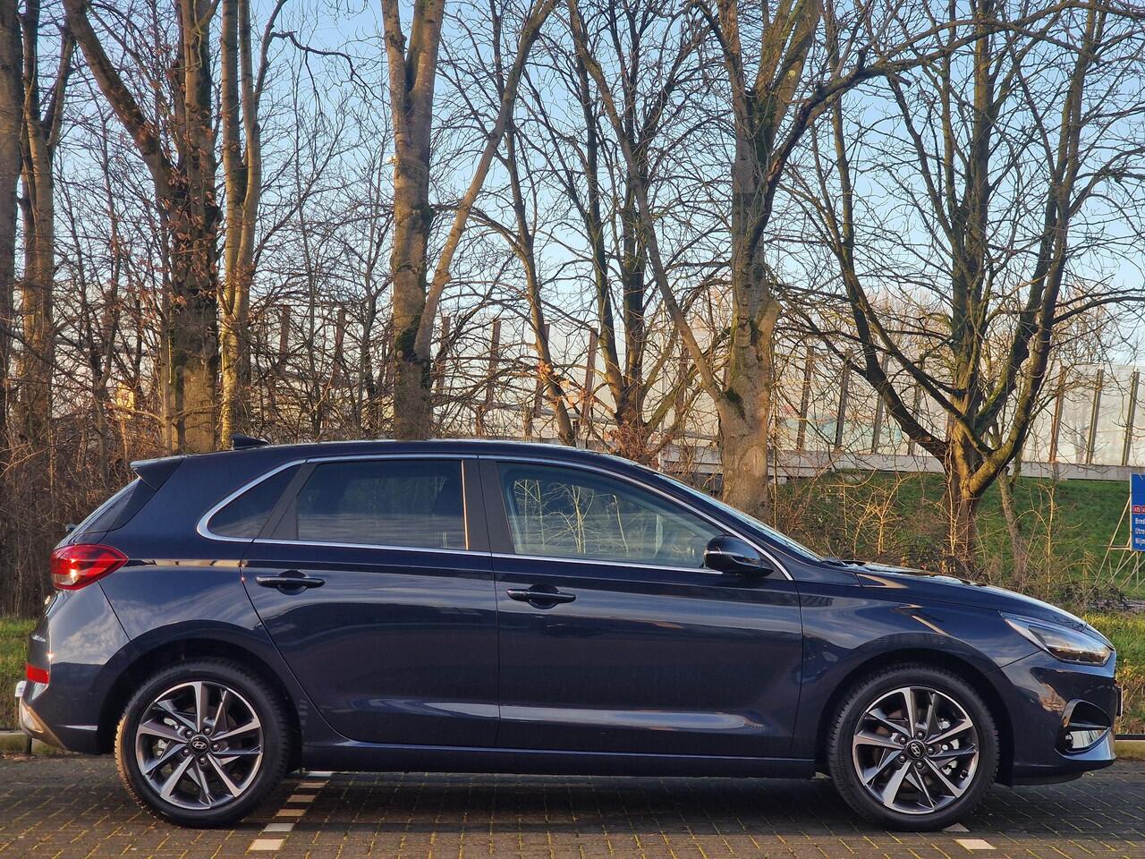 Hyundai I 30 1.5 T-GDi MHEV Premium | ¤3000 KORTING | AFNEEMBARE TREKHAAK | ALL SEASON BANDEN | STOEL/-STUUR VERWARMING |