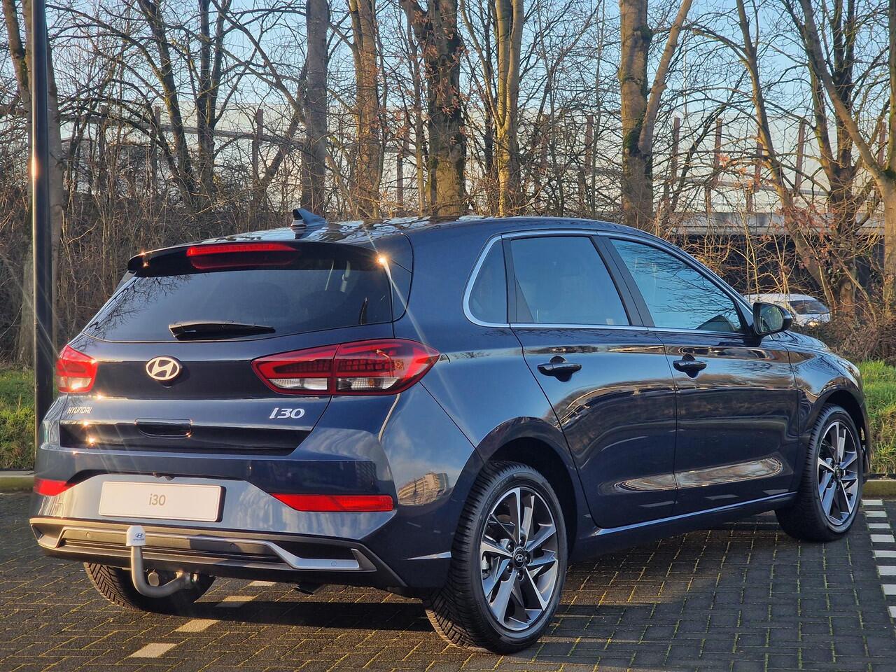 Hyundai I 30 1.5 T-GDi MHEV Premium | ¤3000 KORTING | AFNEEMBARE TREKHAAK | ALL SEASON BANDEN | STOEL/-STUUR VERWARMING |