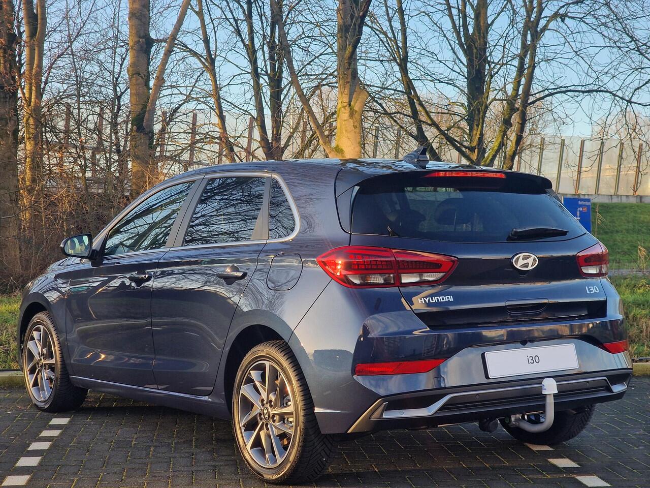 Hyundai I 30 1.5 T-GDi MHEV Premium | ¤3000 KORTING | AFNEEMBARE TREKHAAK | ALL SEASON BANDEN | STOEL/-STUUR VERWARMING |