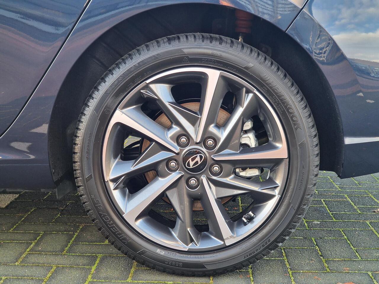 Hyundai I 30 1.5 T-GDi MHEV Premium | ¤3000 KORTING | AFNEEMBARE TREKHAAK | ALL SEASON BANDEN | STOEL/-STUUR VERWARMING |