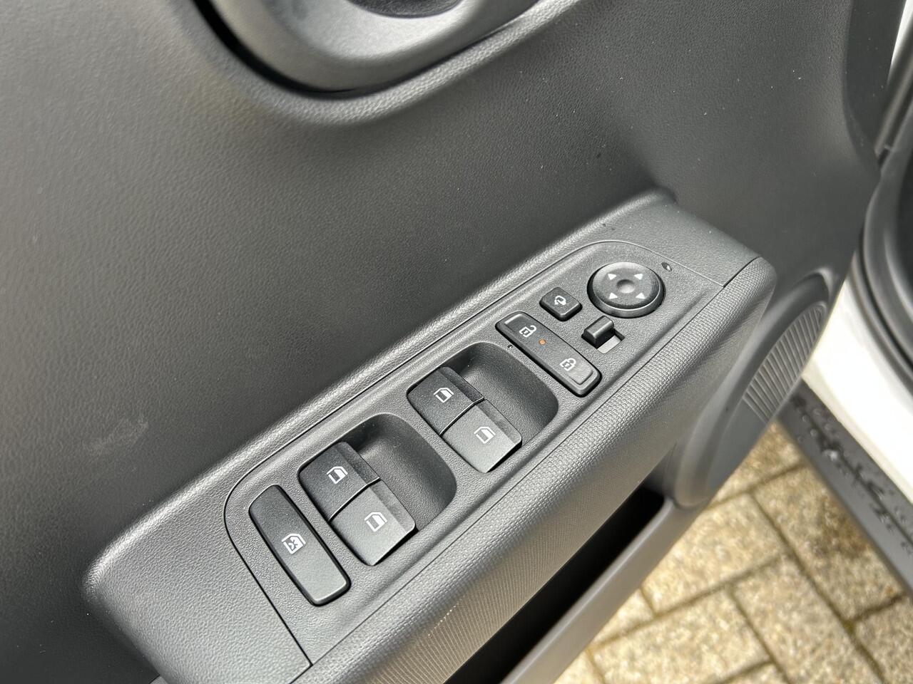 Hyundai INSTER E-Motion 49 kWh | 3.000,- korting | Gratis laadstation t.w.v. 589,- | Uit voorraad leverbaar | Achteruitrijcamera | Adaptieve Cruise Control | Climate Control | Elektrisch verstelbare spiegels |