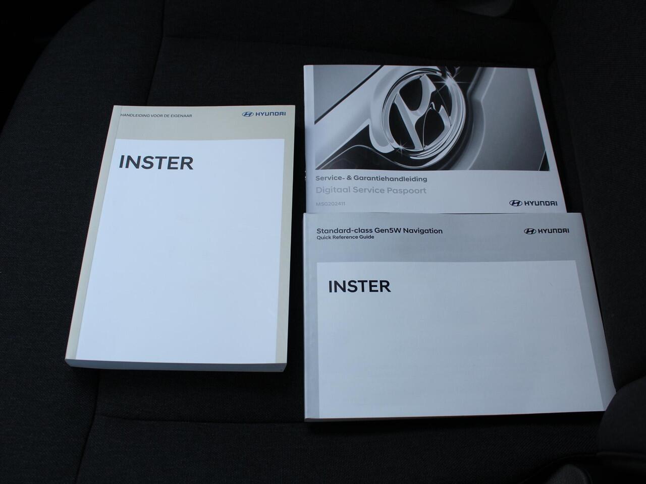 Hyundai INSTER Pulse 49 kWh / Winter Pack / Stoel- + Stuurverwarming / Navigatie + Apple Carplay/Android Auto / Climate Control / Keyless Entry & Start / Warmtepomp /