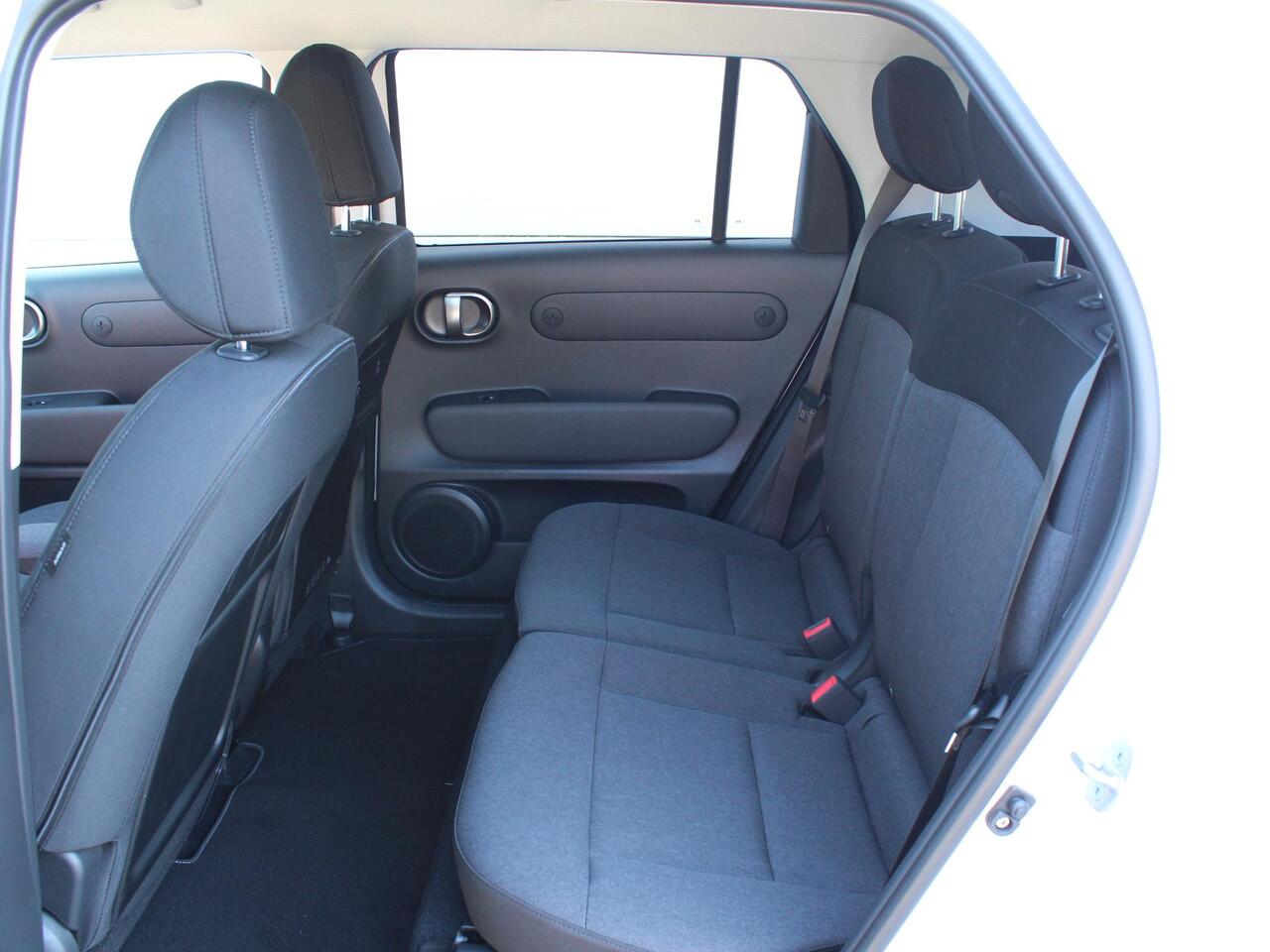 Hyundai INSTER Pulse 49 kWh / Winter Pack / Stoel- + Stuurverwarming / Navigatie + Apple Carplay/Android Auto / Climate Control / Keyless Entry & Start / Warmtepomp /