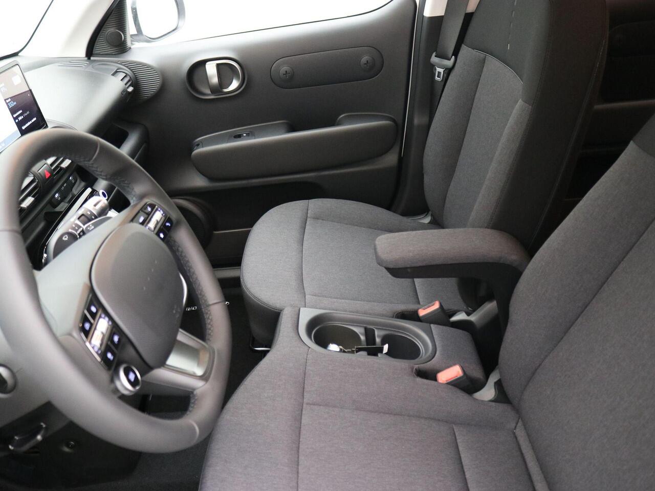 Hyundai INSTER Pulse 49 kWh / Navigatie / Parkeersensoren voor & achter / 15" LMV / Verschuifbare achterbank / Verlichting LED / Adaptieve Cruise control /