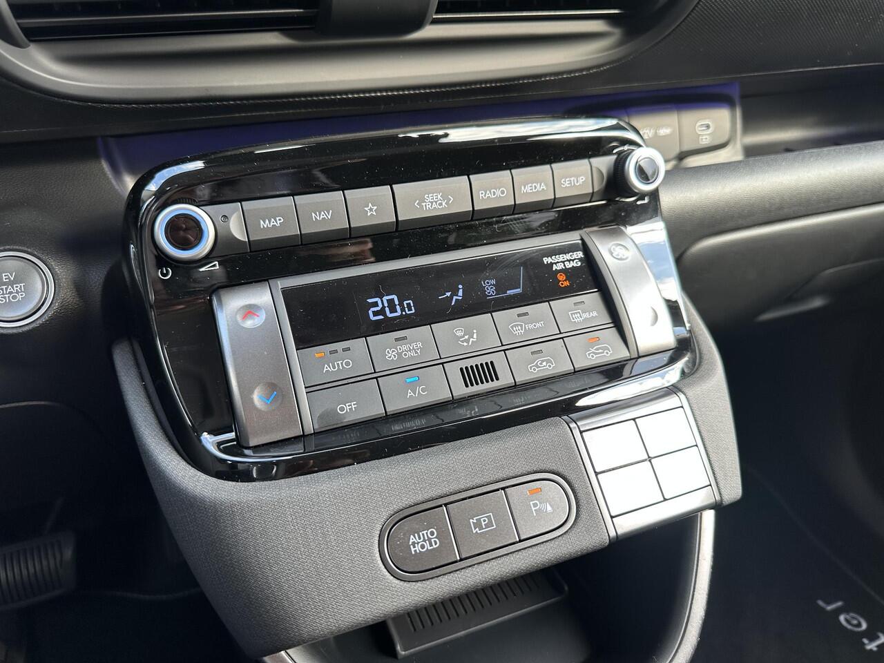 Hyundai INSTER Evolve 49 kWh / Navigatie / Achteruitrijcamera / Apple Carplay & Android Auto / Adaptive Cruise Control / Automatische Airco / 3 Fase /