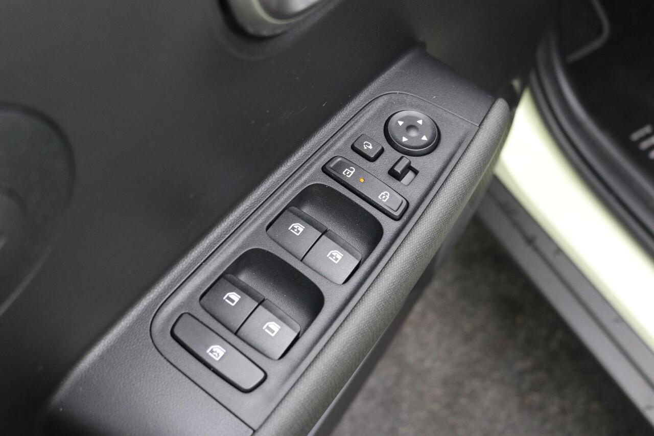 Hyundai INSTER Evolve 49 kWh / 1ste Eigenaar / Navigatie / Adaptieve Cruise Control / NL Auto / Fabrieksgarantie tot 08-04-2030 / Keyless Entry / 17" LMV / Dakrails / Historie aanwezig /