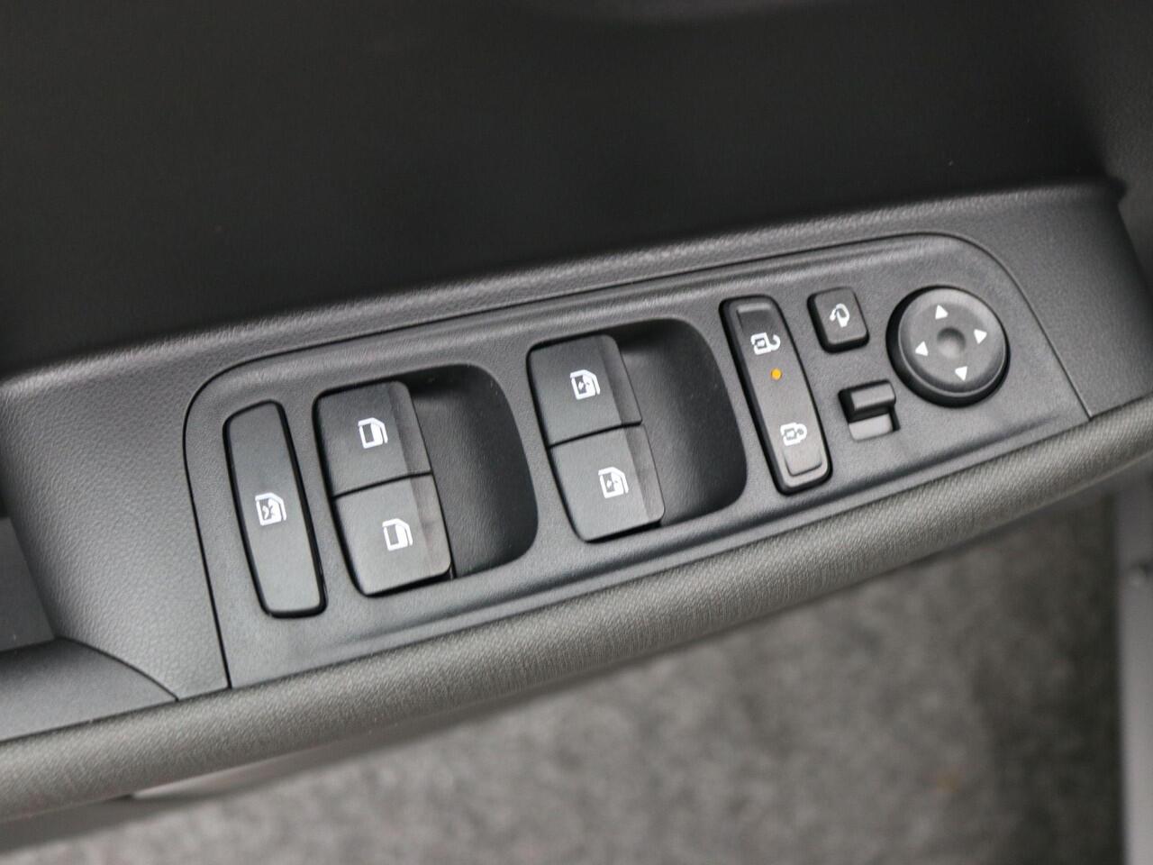 Hyundai INSTER Pulse 49 kWh / Navigatie / Parkeersensoren voor & achter / 15" LMV / Verschuifbare achterbank / Verlichting LED / Adaptieve Cruise control /