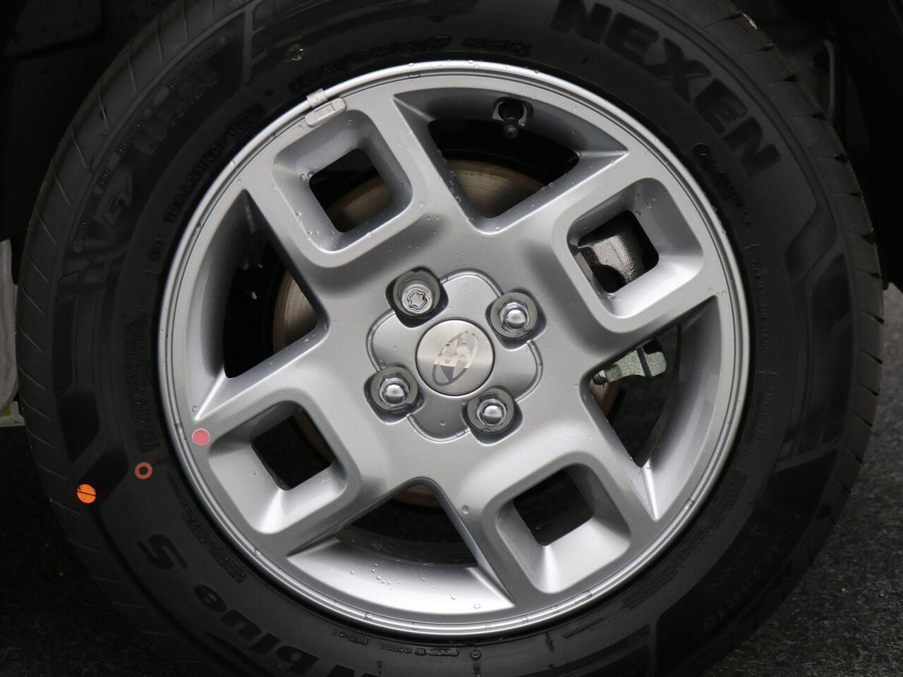 Hyundai INSTER Pulse 49 kWh / Navigatie / Parkeersensoren voor & achter / 15" LMV / Verschuifbare achterbank / Verlichting LED / Adaptieve Cruise control /