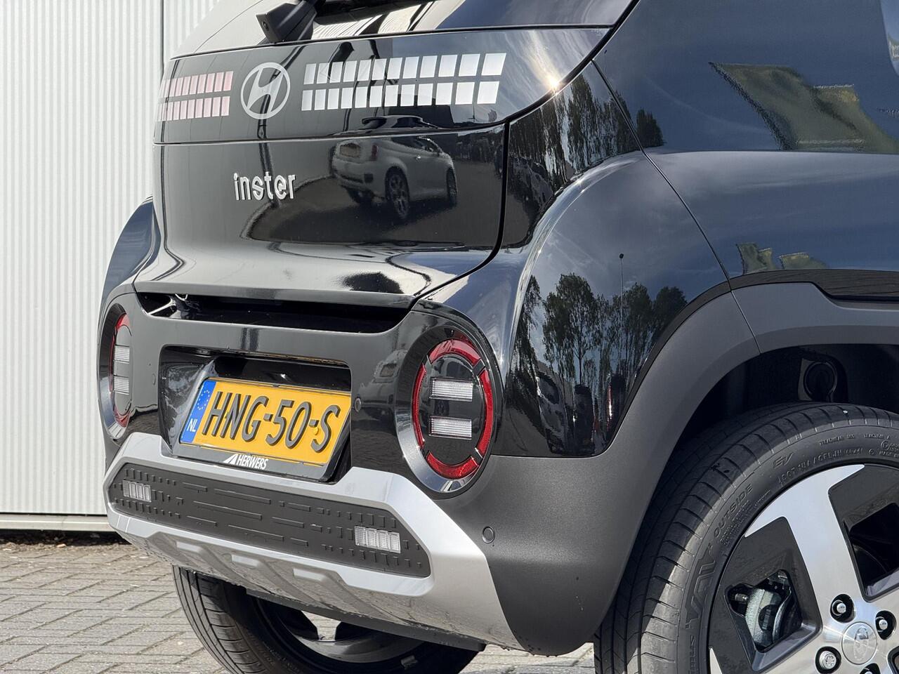 Hyundai INSTER Evolve 49 kWh / Winter & Tech Pack / 370 KM WLTP / 360 Camera / Warmtepomp / Stoel- & Stuurverwarming / Dynamische Navigatie / LED /