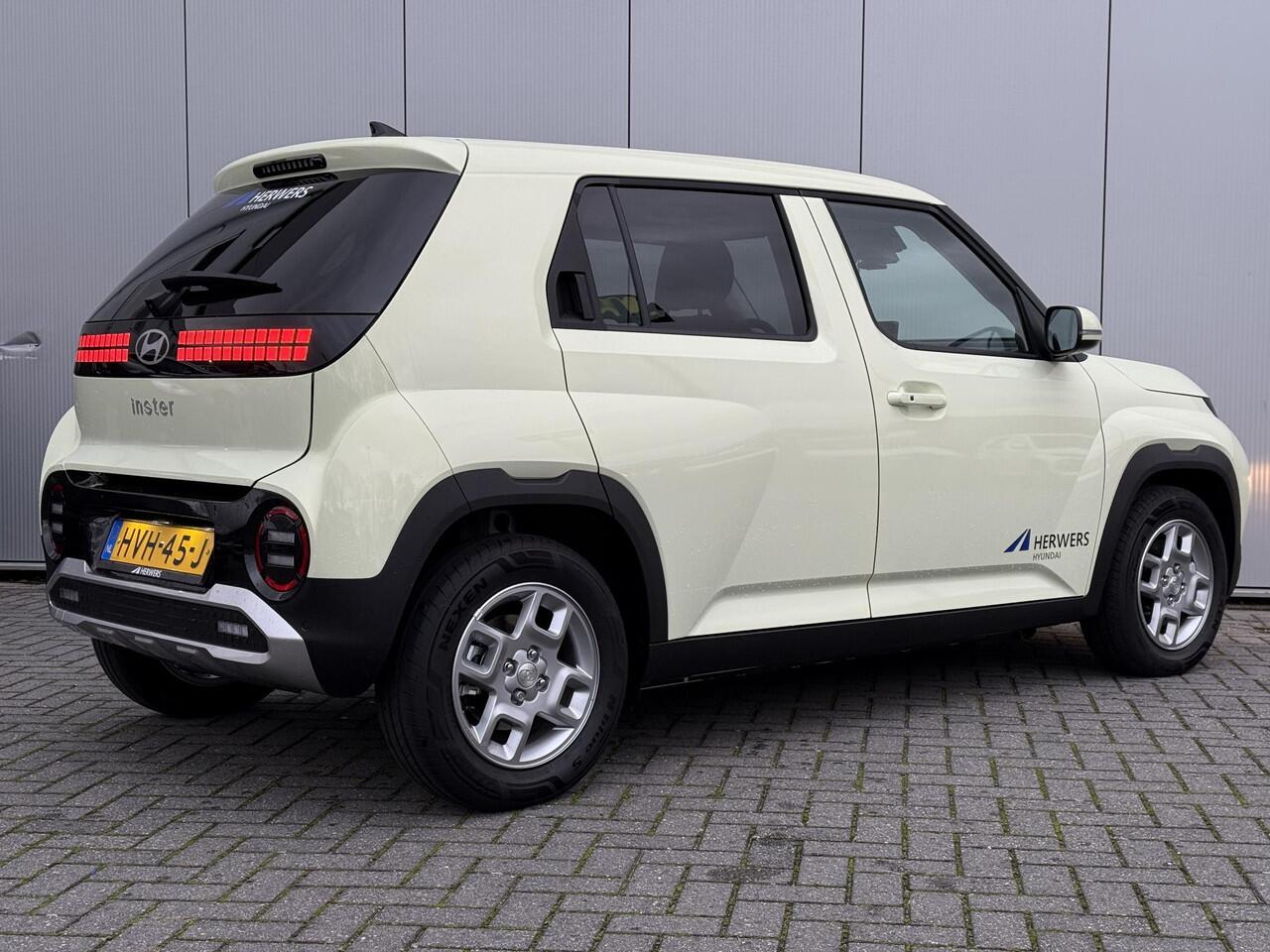 Hyundai INSTER Pulse 49 kWh / Dynamische Navigatie / Achteruitrijcamera / Parkeersensoren Voor + Achter / Leder Stuurwiel /