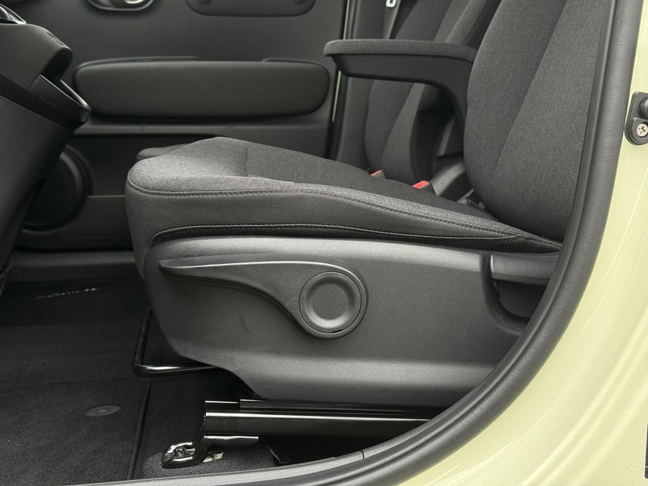 Hyundai INSTER Pulse 49 kWh / Dynamische Navigatie / Achteruitrijcamera / Parkeersensoren Voor + Achter / Leder Stuurwiel /