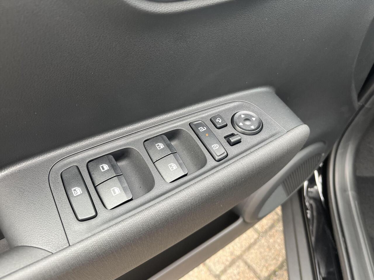 Hyundai INSTER Evolve Sky 49 kWh | Rijklaarprijs! | 3.000 Euro korting | Zonnedak | Apple CarPlay/Android Auto | Cruise Control | 17" wielen |