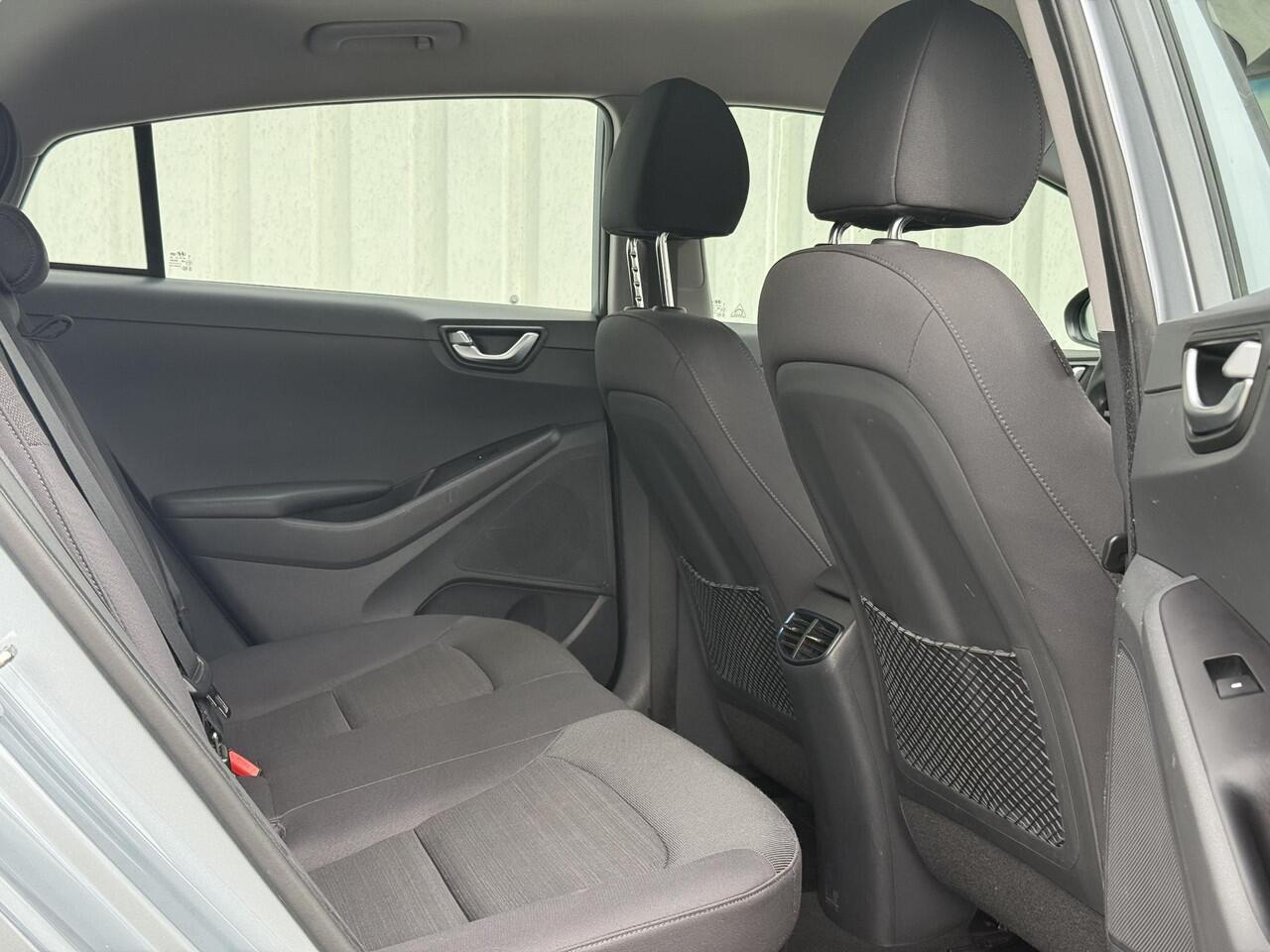 Hyundai IONIQ 1.6 GDi Comfort / Automaat / Parkeersensoren Voor + Achter / Achteruitrijcamera / Adaptieve Cruise Control / Bluetooth / Navigatie / Climate Control / Apple CarPlay & Android Auto / Origineel Nederlands / Dealer Onderhouden /