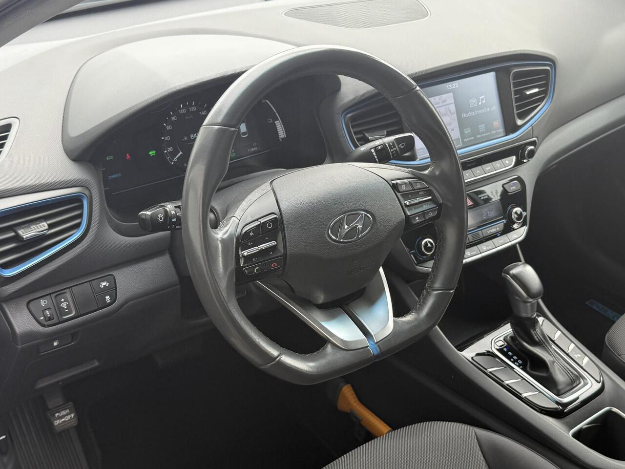 Hyundai IONIQ 1.6 GDi Comfort / Automaat / Parkeersensoren Voor + Achter / Achteruitrijcamera / Adaptieve Cruise Control / Bluetooth / Navigatie / Climate Control / Apple CarPlay & Android Auto / Origineel Nederlands / Dealer Onderhouden /