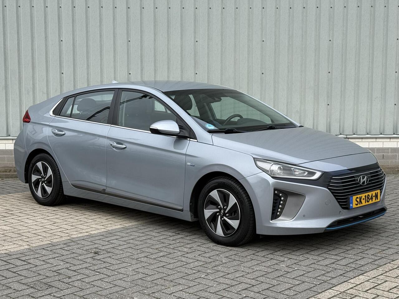 Hyundai IONIQ 1.6 GDi Comfort / Automaat / Parkeersensoren Voor + Achter / Achteruitrijcamera / Adaptieve Cruise Control / Bluetooth / Navigatie / Climate Control / Apple CarPlay & Android Auto / Origineel Nederlands / Dealer Onderhouden /