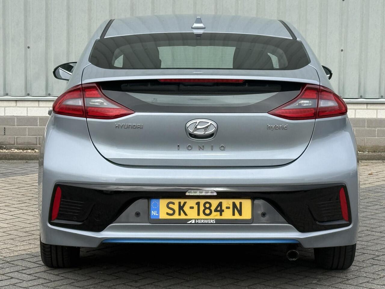 Hyundai IONIQ 1.6 GDi Comfort / Automaat / Parkeersensoren Voor + Achter / Achteruitrijcamera / Adaptieve Cruise Control / Bluetooth / Navigatie / Climate Control / Apple CarPlay & Android Auto / Origineel Nederlands / Dealer Onderhouden /