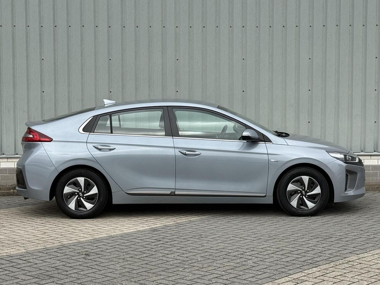 Hyundai IONIQ 1.6 GDi Comfort / Automaat / Parkeersensoren Voor + Achter / Achteruitrijcamera / Adaptieve Cruise Control / Bluetooth / Navigatie / Climate Control / Apple CarPlay & Android Auto / Origineel Nederlands / Dealer Onderhouden /