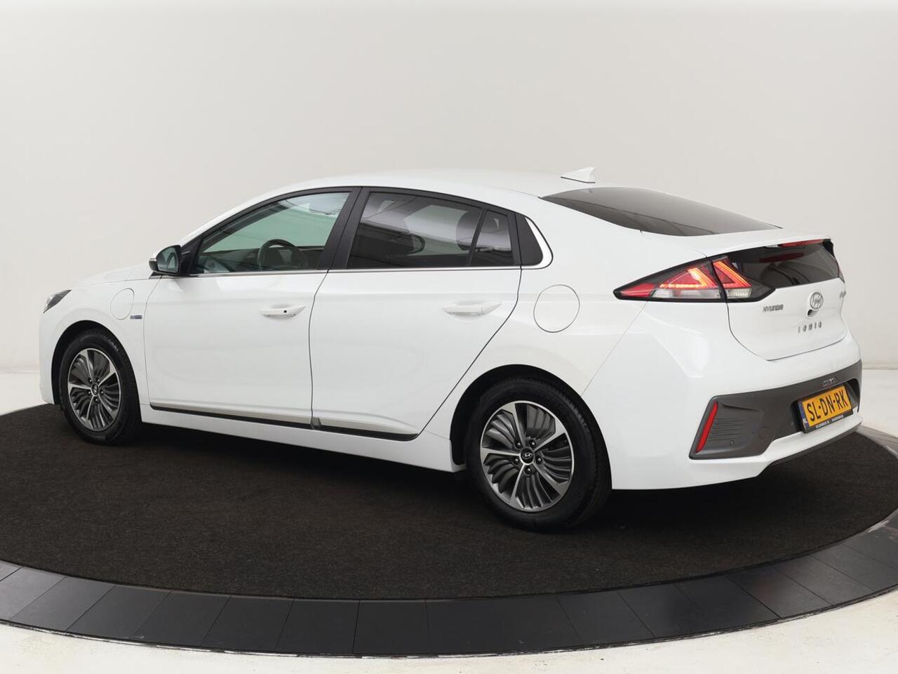 Hyundai IONIQ 1.6 GDi PHEV Premium | Stoelventilatie | Leder | Memory | Adaptive cruise | Stoel & stuurverwarming | Carplay | Navigatie | Camera | Plug In