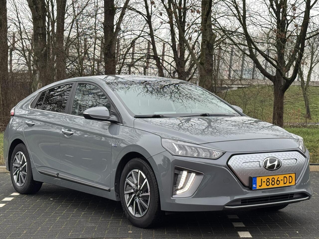Hyundai IONIQ Comfort EV 38kWh 136pk | AFN. TREKHAAK VOOR FIETSENDRAGER | PARKEERSENSOREN | CAMERA | STOELVERW. | NAVI | APPLE CARPLAY / ANDROID AUTO |