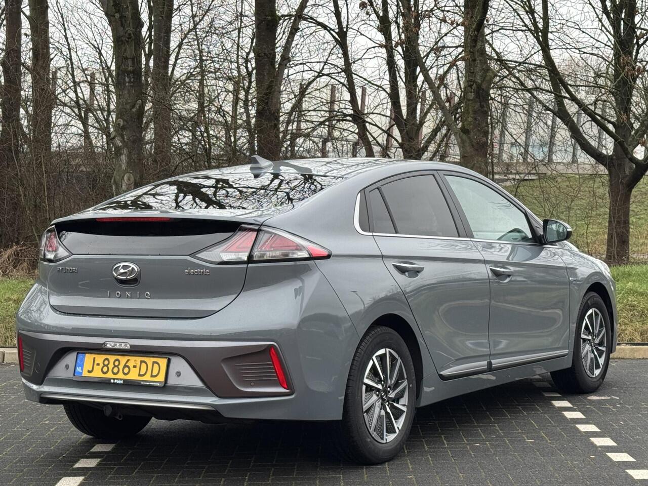 Hyundai IONIQ Comfort EV 38kWh 136pk | AFN. TREKHAAK VOOR FIETSENDRAGER | PARKEERSENSOREN | CAMERA | STOELVERW. | NAVI | APPLE CARPLAY / ANDROID AUTO |
