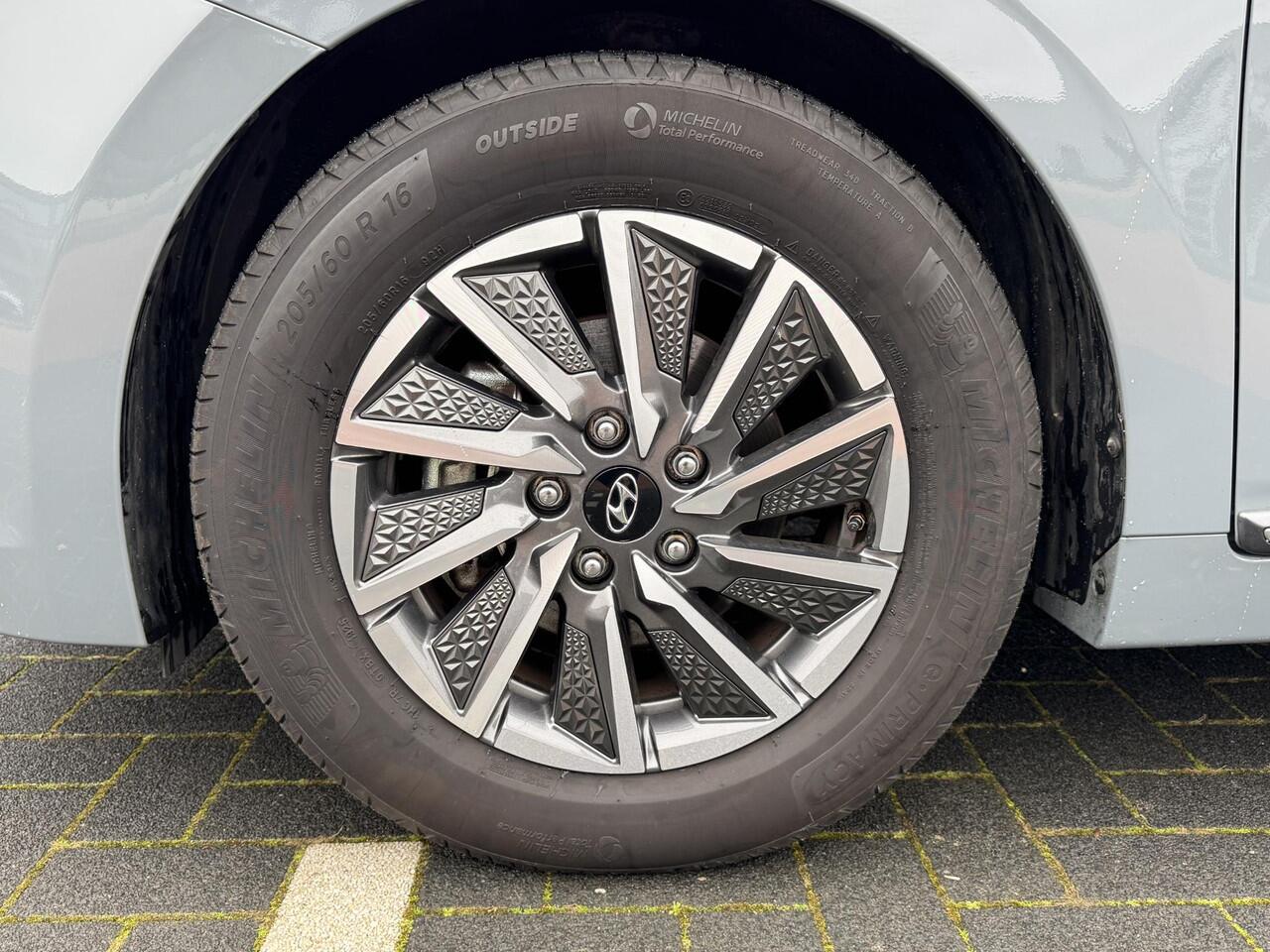 Hyundai IONIQ Comfort EV 38kWh 136pk | AFN. TREKHAAK VOOR FIETSENDRAGER | PARKEERSENSOREN | CAMERA | STOELVERW. | NAVI | APPLE CARPLAY / ANDROID AUTO |