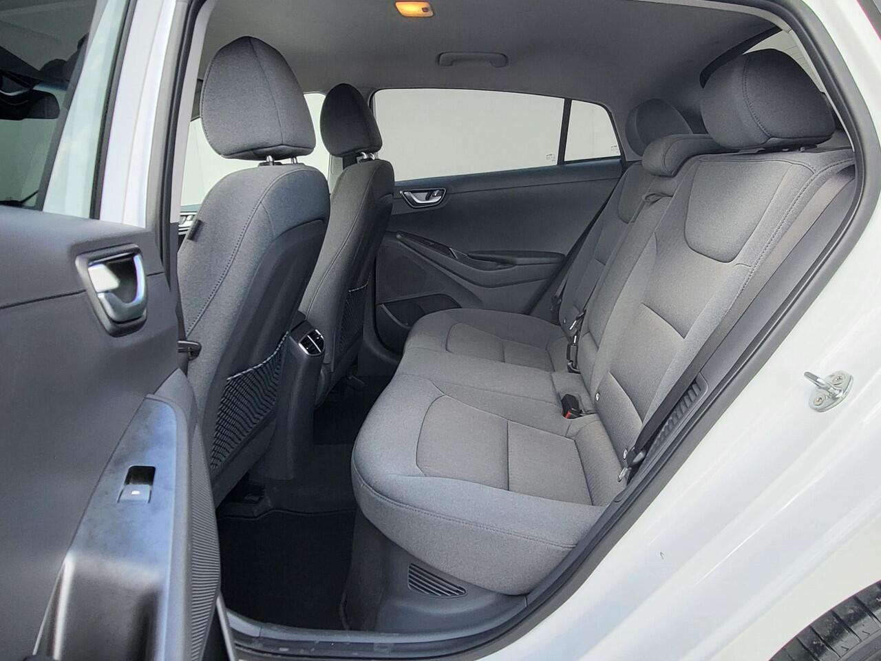 Hyundai IONIQ 1.6 GDi PHEV Comfort Automaat / Navigatie / Camera / Android Auto / Apple Carplay / Infinity-Sound / Cruise Control Adaptief / Stuur- en voorstoel verwarming