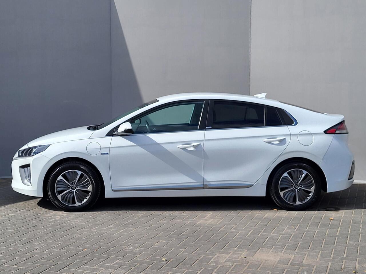 Hyundai IONIQ 1.6 GDi PHEV Comfort Automaat / Navigatie / Camera / Android Auto / Apple Carplay / Infinity-Sound / Cruise Control Adaptief / Stuur- en voorstoel verwarming