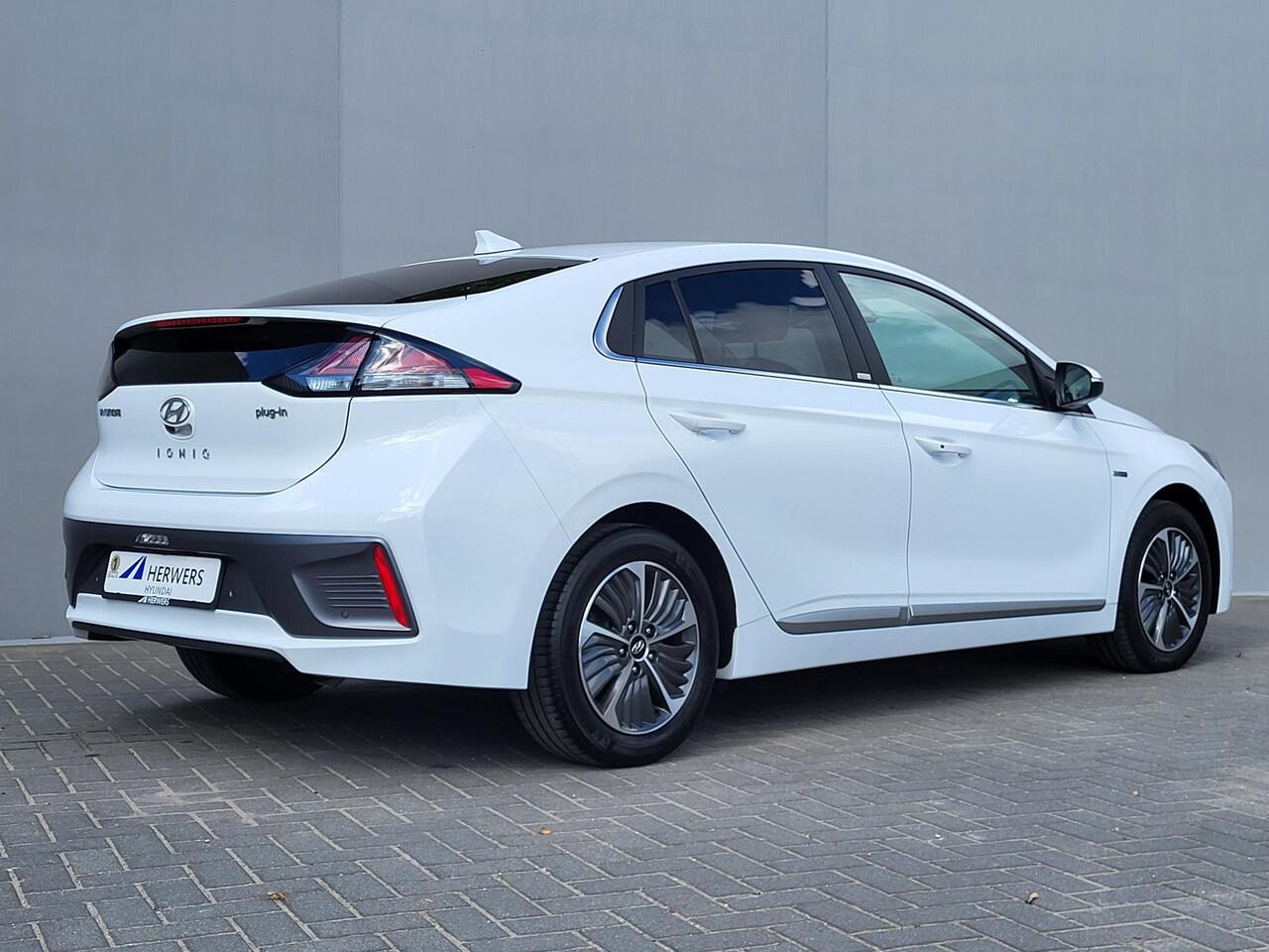 Hyundai IONIQ 1.6 GDi PHEV Comfort Automaat / Navigatie / Camera / Android Auto / Apple Carplay / Infinity-Sound / Cruise Control Adaptief / Stuur- en voorstoel verwarming