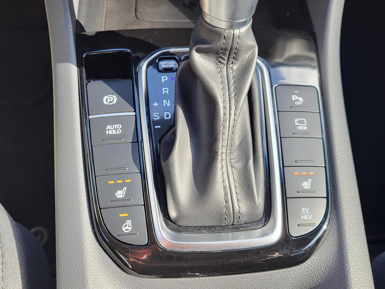 Hyundai IONIQ 1.6 GDi PHEV Comfort Automaat / Navigatie / Camera / Android Auto / Apple Carplay / Infinity-Sound / Cruise Control Adaptief / Stuur- en voorstoel verwarming