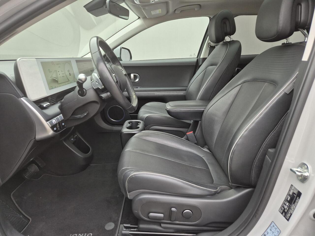 Hyundai IONIQ 5 Lounge 73kWh Automaat / Accu SOH 100% / Fabrieksgarantie tot 10-2026 / Dealer onderhouden / Panoramadak / WLTP 451 km / Afn. trekhaak 1.600 kg / Elektrische klep en stoelen / Stuur-, stoel- en achterbankverwarming /