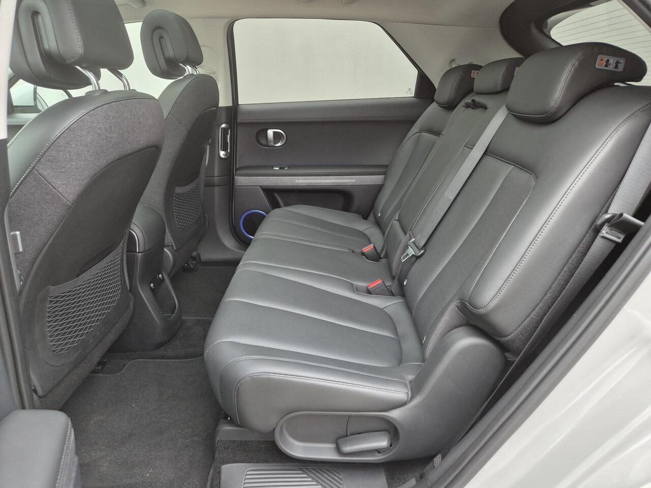 Hyundai IONIQ 5 Lounge 73kWh Automaat / Accu SOH 100% / Fabrieksgarantie tot 10-2026 / Dealer onderhouden / Panoramadak / WLTP 451 km / Afn. trekhaak 1.600 kg / Elektrische klep en stoelen / Stuur-, stoel- en achterbankverwarming /