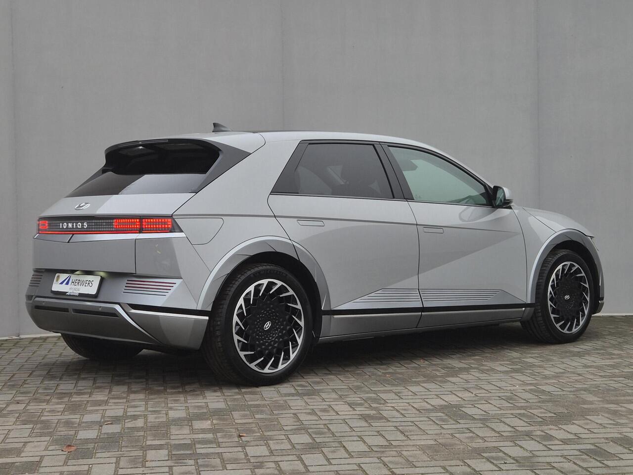 Hyundai IONIQ 5 Lounge 73kWh Automaat / Accu SOH 100% / Fabrieksgarantie tot 10-2026 / Dealer onderhouden / Panoramadak / WLTP 451 km / Afn. trekhaak 1.600 kg / Elektrische klep en stoelen / Stuur-, stoel- en achterbankverwarming /