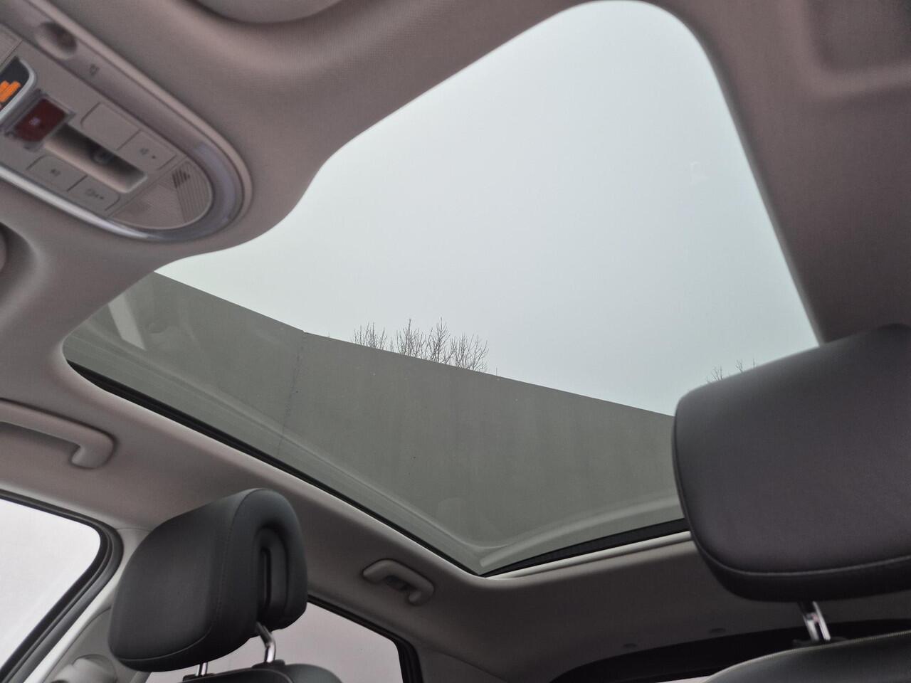 Hyundai IONIQ 5 Lounge 73kWh Automaat / Accu SOH 100% / Fabrieksgarantie tot 10-2026 / Dealer onderhouden / Panoramadak / WLTP 451 km / Afn. trekhaak 1.600 kg / Elektrische klep en stoelen / Stuur-, stoel- en achterbankverwarming /