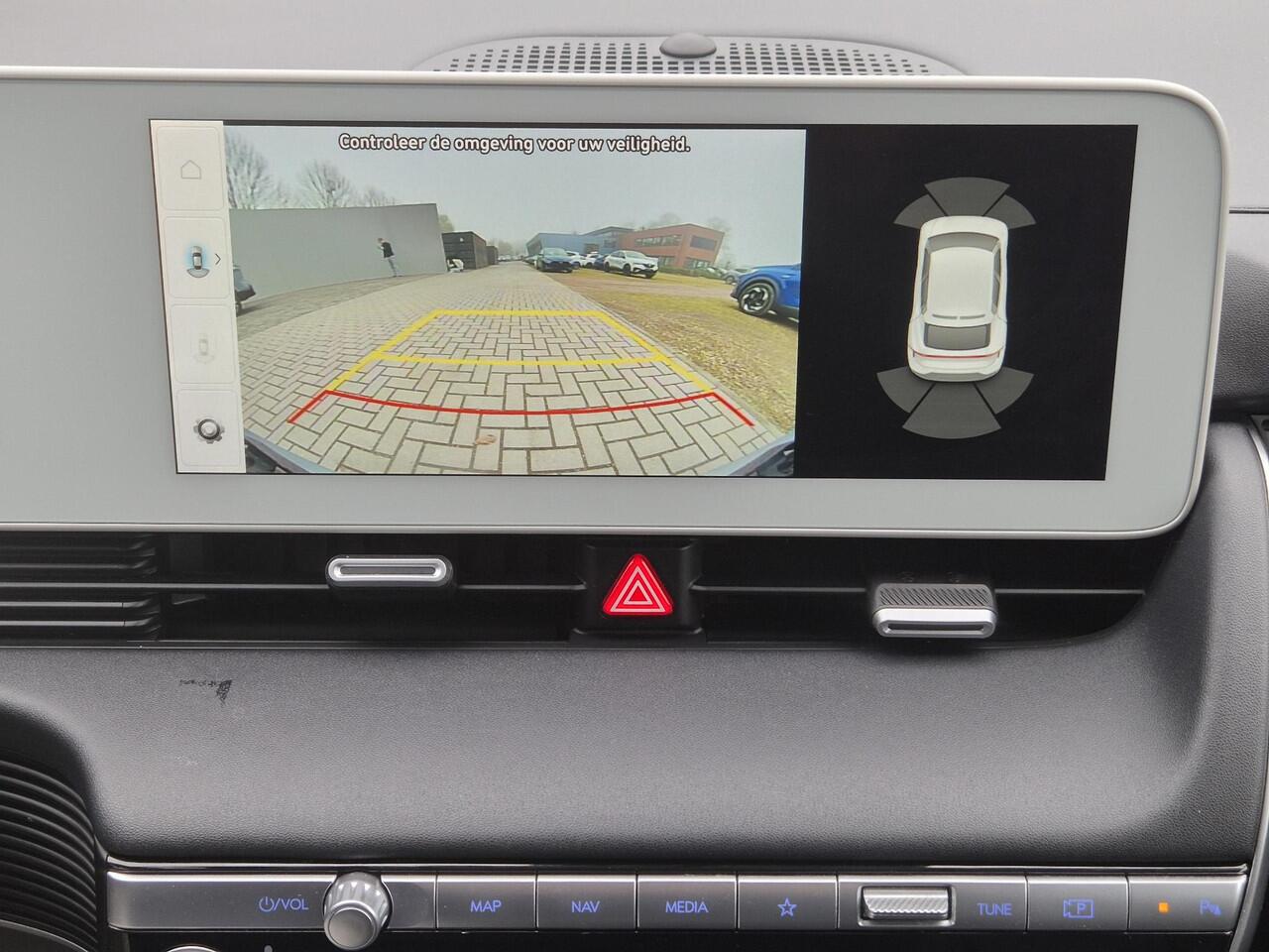 Hyundai IONIQ 5 Lounge 73kWh Automaat / Accu SOH 100% / Fabrieksgarantie tot 10-2026 / Dealer onderhouden / Panoramadak / WLTP 451 km / Afn. trekhaak 1.600 kg / Elektrische klep en stoelen / Stuur-, stoel- en achterbankverwarming /