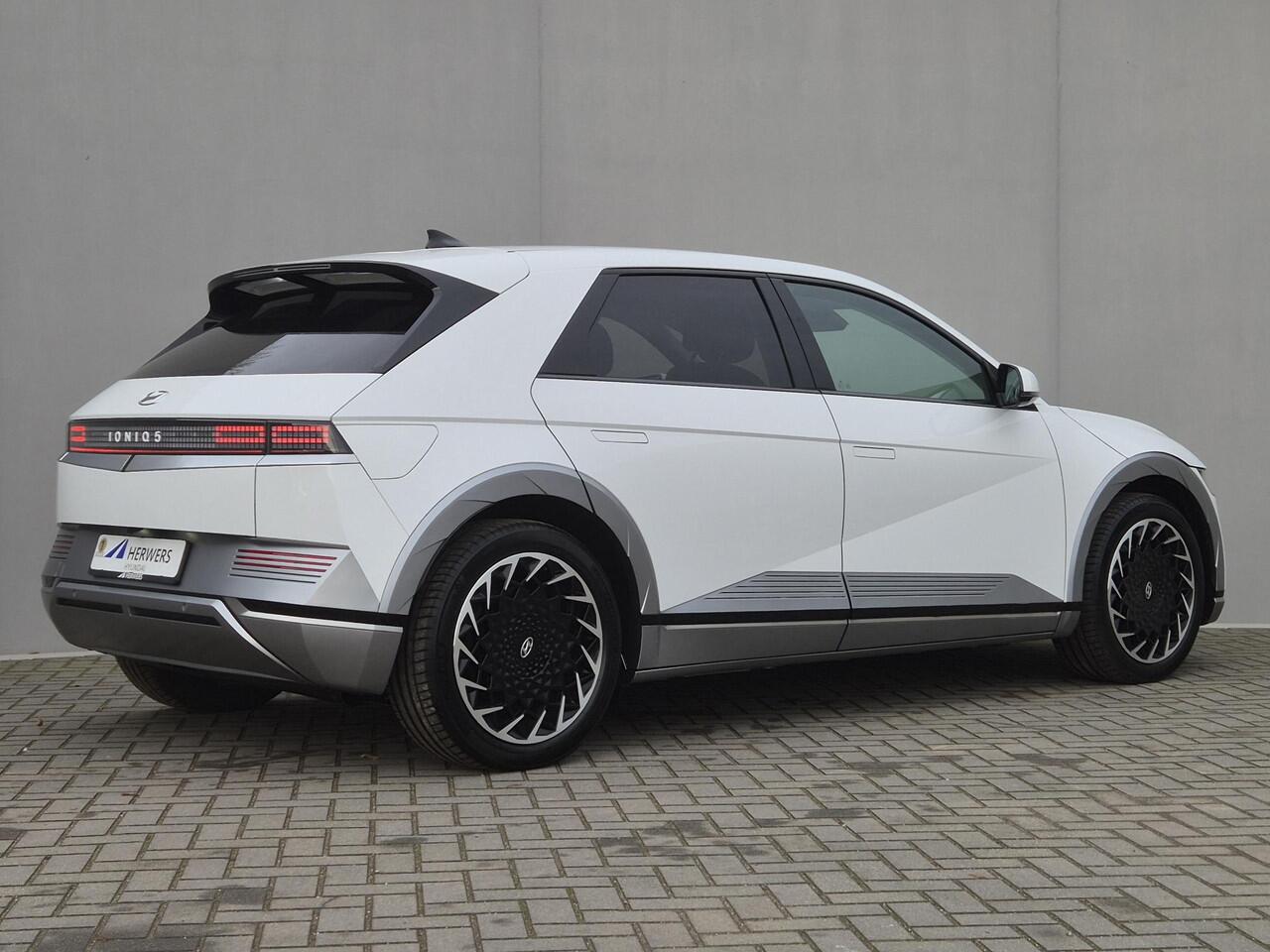 Hyundai IONIQ 5 Lounge Edition 73kWh Automaat / Accu SOH 100% / Fabrieksgarantie tot 04-2026 / Dealer onderhouden / Trekhaak afneembaar / WLTP 451 km / CCS snelladen / Warmtepomp / Stuur-, Stoel en Achterbank verwarming / Adaptief CC /