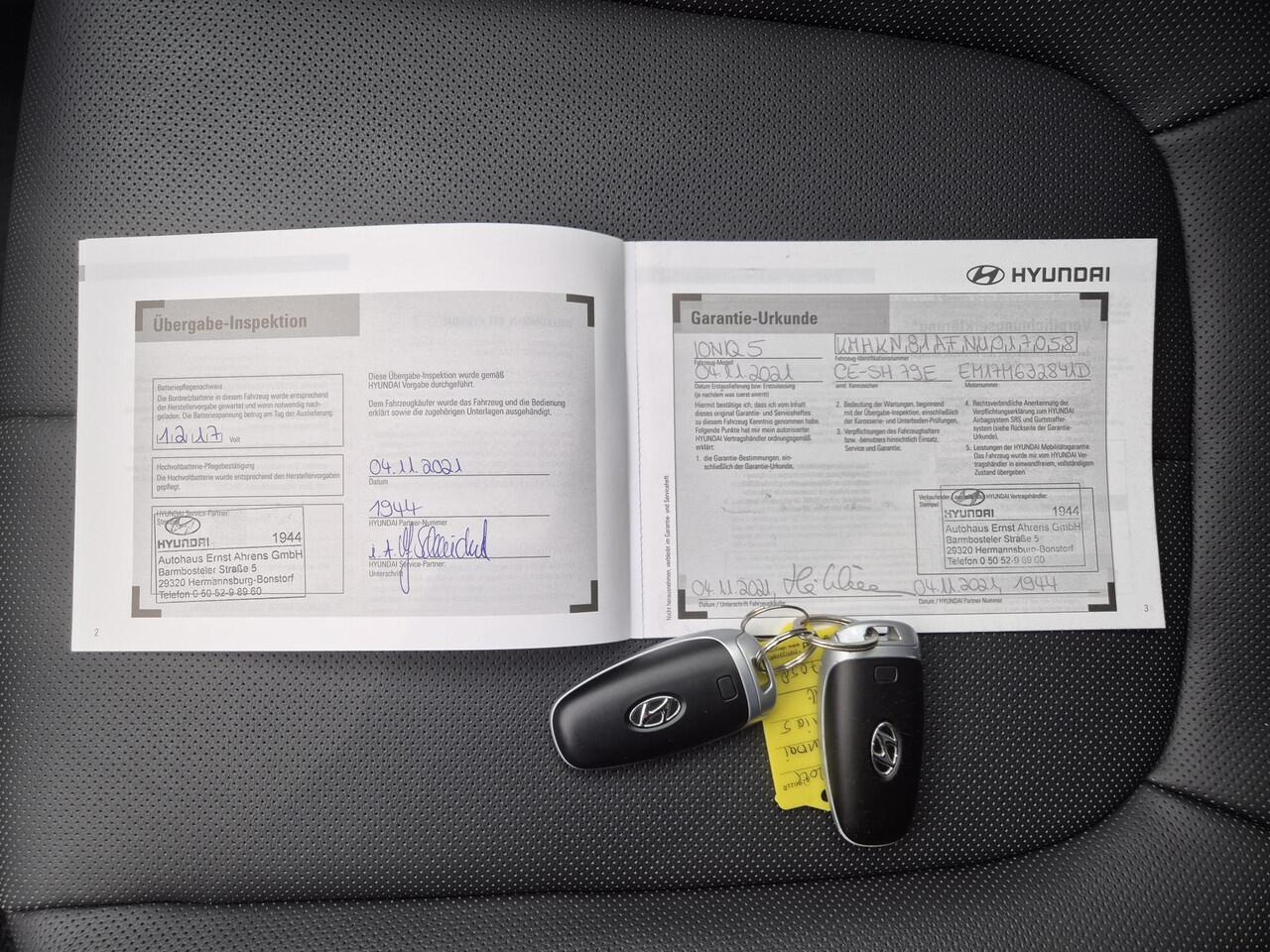 Hyundai IONIQ 5 Lounge Edition 73kWh Automaat / Accu SOH 100% / Fabrieksgarantie tot 04-2026 / Dealer onderhouden / Trekhaak afneembaar / WLTP 451 km / CCS snelladen / Warmtepomp / Stuur-, Stoel en Achterbank verwarming / Adaptief CC /