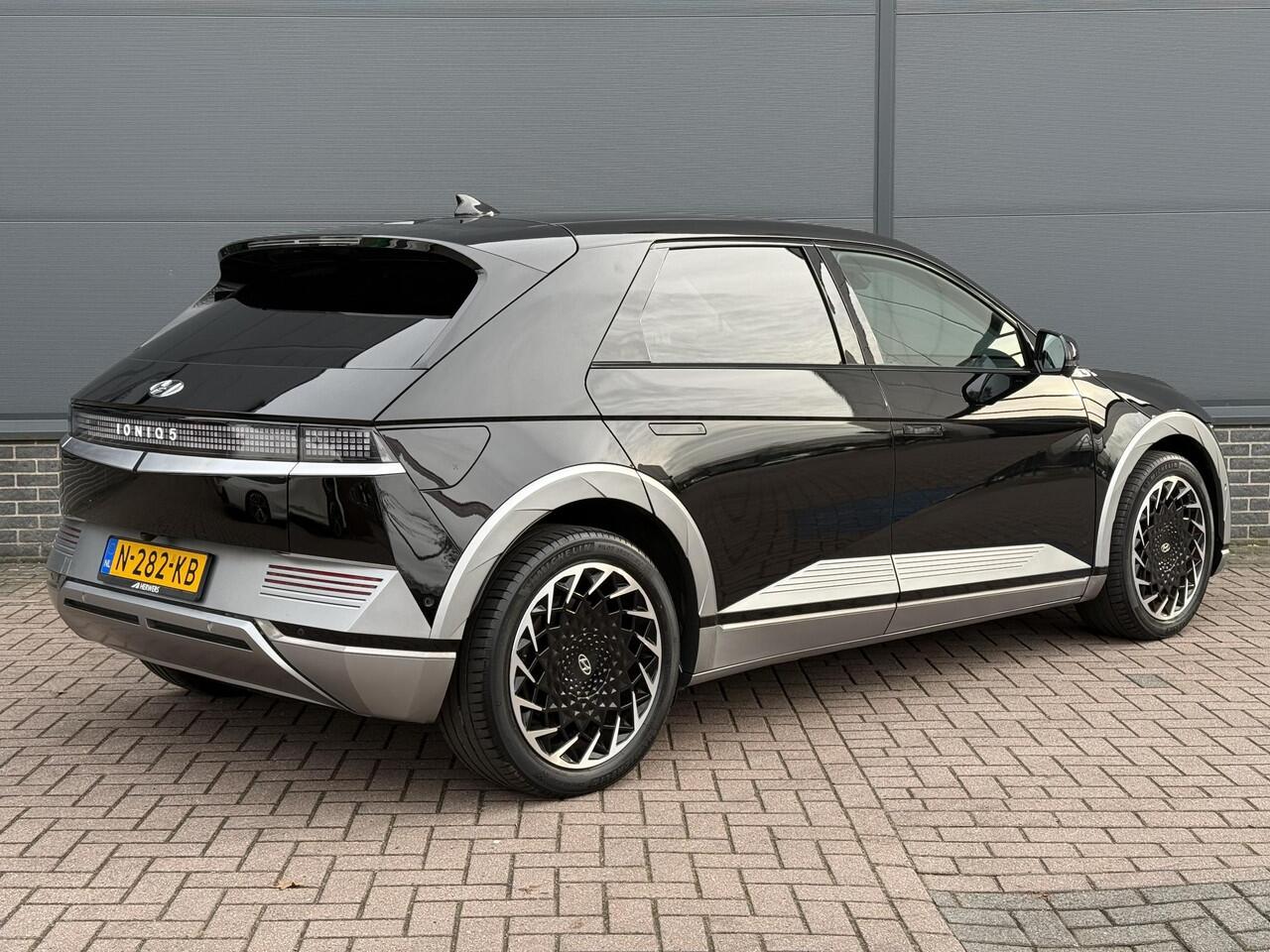 Hyundai IONIQ 5 Lounge 73kWh / NL auto / SOH 100% / Eerste Eigenaar / Dealer Onderhouden / Elektrische Stoelen met Geheugen / Stoel Verwarming+Verkoeling / Adaptive Cruise / Head-Up Display / 360º Camera / Apple Carplay&Android Auto /