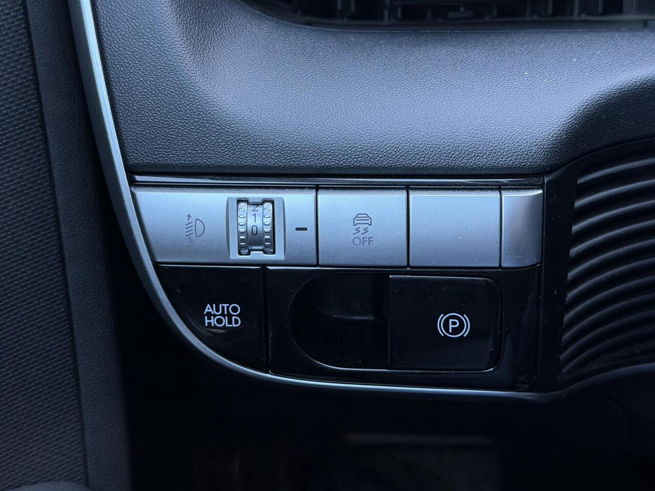 Hyundai IONIQ 5 Connect+ 73kWh / Fabrieksgarantie tot 11-2026 / SOH 100% / Dealer Onderhouden / 8 Jaar Batterij Garantie / Warmtepomp / 20" Lounge Wielen / Camera / Elektr. Stoelen / Stoel & Stuurwiel Verwarming / Achterbank Verwarming / Apple Carplay & Android Auto /