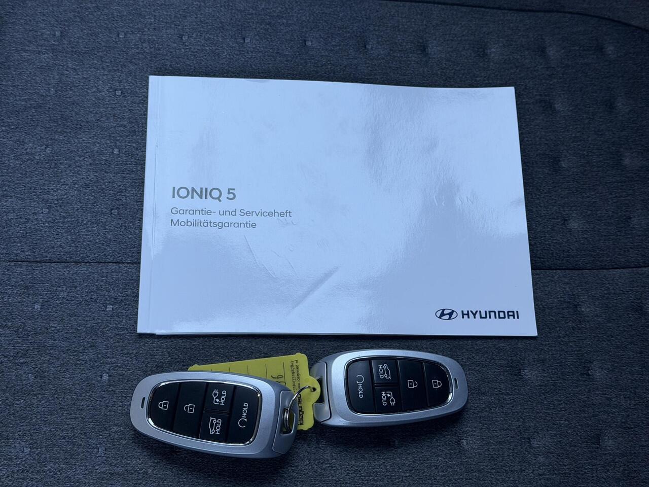 Hyundai IONIQ 5 Connect+ 73kWh / Fabrieksgarantie tot 11-2026 / SOH 100% / Dealer Onderhouden / 8 Jaar Batterij Garantie / Warmtepomp / 20" Lounge Wielen / Camera / Elektr. Stoelen / Stoel & Stuurwiel Verwarming / Achterbank Verwarming / Apple Carplay & Android Auto /