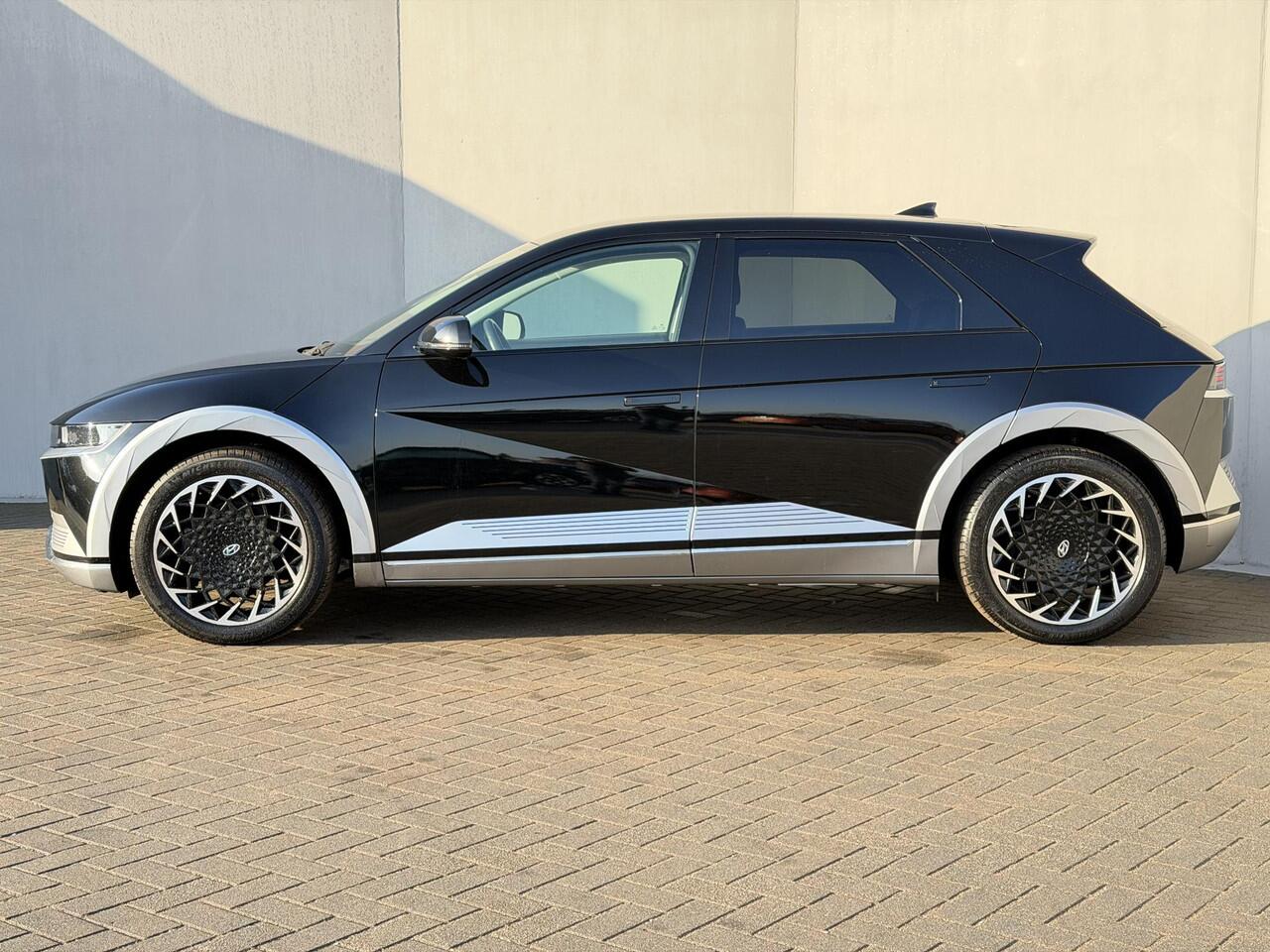 Hyundai IONIQ 5 Connect+ 73kWh / Fabrieksgarantie tot 11-2026 / SOH 100% / Dealer Onderhouden / 8 Jaar Batterij Garantie / Warmtepomp / 20" Lounge Wielen / Camera / Elektr. Stoelen / Stoel & Stuurwiel Verwarming / Achterbank Verwarming / Apple Carplay & Android Auto /