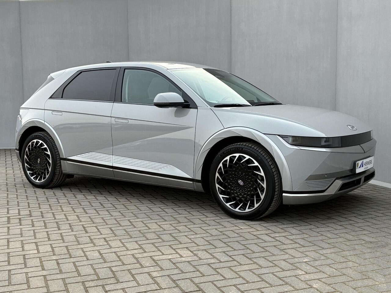 Hyundai IONIQ 5 Connect 73kWh Automaat / Fabrieksgarantie t/m 12-2026 / SOH 100% / Dealer onderhouden / Warmtepomp / Apple Carplay/Android auto / Stoel-/Stuurverwarming / Adaptieve Cruise Control / Navigatie / Elektrische Achterklep / 20" Lounge LM wielen /