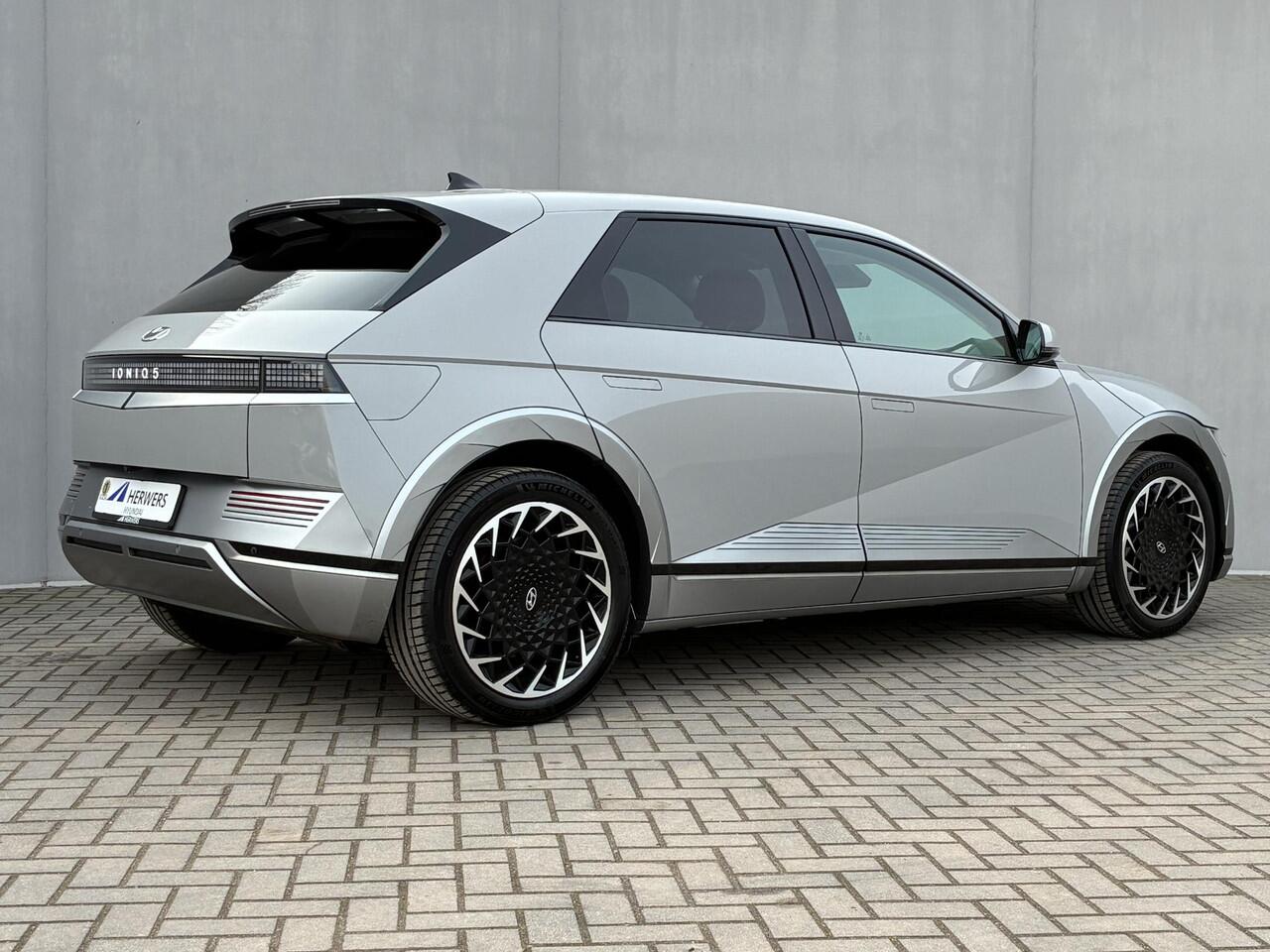 Hyundai IONIQ 5 Connect 73kWh Automaat / Fabrieksgarantie t/m 12-2026 / SOH 100% / Dealer onderhouden / Warmtepomp / Apple Carplay/Android auto / Stoel-/Stuurverwarming / Adaptieve Cruise Control / Navigatie / Elektrische Achterklep / 20" Lounge LM wielen /