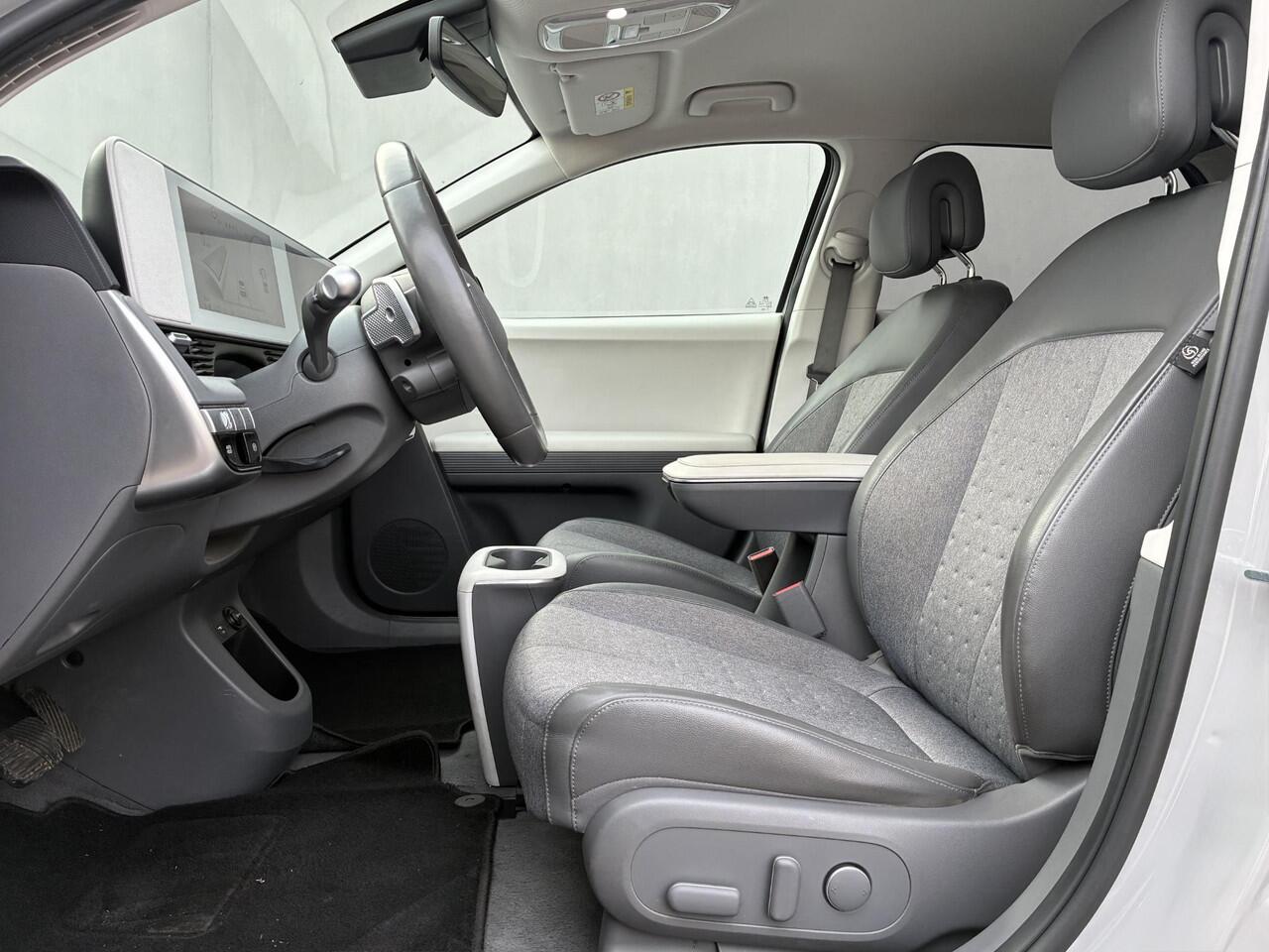 Hyundai IONIQ 5 Connect 73kWh Automaat / Fabrieksgarantie t/m 12-2026 / SOH 100% / Dealer onderhouden / Warmtepomp / Apple Carplay/Android auto / Stoel-/Stuurverwarming / Adaptieve Cruise Control / Navigatie / Elektrische Achterklep / 20" Lounge LM wielen /