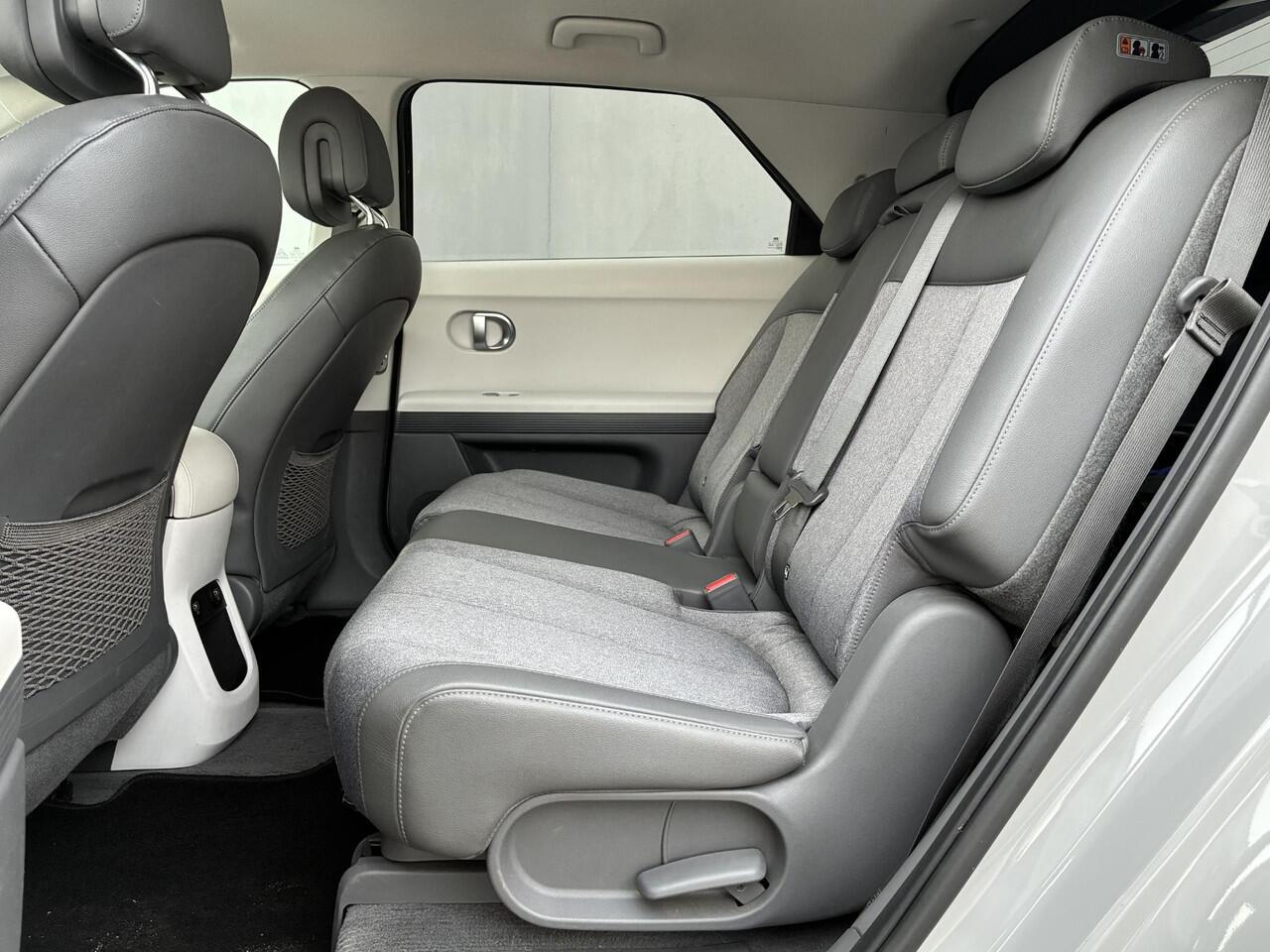 Hyundai IONIQ 5 Connect 73kWh Automaat / Fabrieksgarantie t/m 12-2026 / SOH 100% / Dealer onderhouden / Warmtepomp / Apple Carplay/Android auto / Stoel-/Stuurverwarming / Adaptieve Cruise Control / Navigatie / Elektrische Achterklep / 20" Lounge LM wielen /