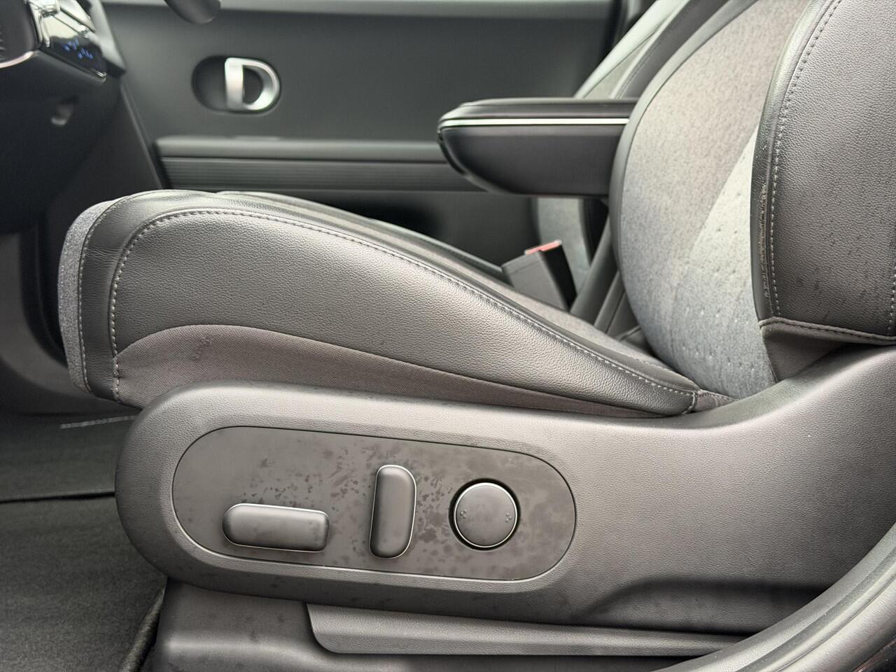 Hyundai IONIQ 5 Connect 73kWh Automaat / Afneembare Trekhaak 1600 Kg / SOH 98% / Dealer onderhouden / Fabrieksgarantie tot 12-2026 / 8 Jaar Batterij Garantie / Warmtepomp / Camera / Navigatie / Stoel en Stuurwiel Verwarming / Achterbank Verwarming / Elektr. Achterkle